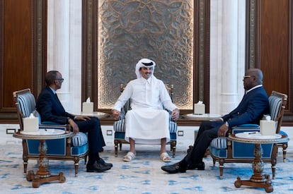 El presidente Felix Tshisekedi y su homólogo ruandés, Paul Kagame, se reúnen con el emir de Qatar, el jeque Tamim bin Hamad Al Thani, en Doha, este martes.