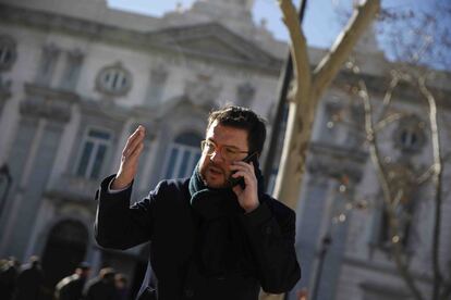 El vicepresidente de la Generalitat, Pere Aragonés, habla por teléfono a las puertas del Tribunal Supremo. 