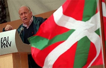 Xabier Arzalluz, durante un acto del PNV en el barrio bilbaíno de Matiko.