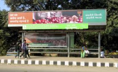 En la imagen, tomada el 18 de noviembre, un cartel de Narendra Modi, el candidato a primer ministro del BJP, denunciando los precios y mostrando cebollas y tomates a los transeúntes, en una parada de autobús en la capital Nueva Delhi.