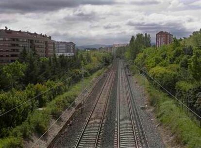 Vista de las actuales vías del ferrocarril, que cortan longitudinalmente Vitoria en sentido Este-Oeste, a su paso por el barrio de Ariznavarra.