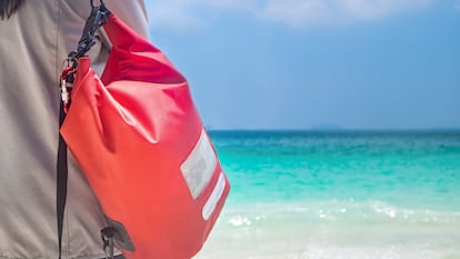 Una bolsa impermeable para la playa o practicar actividades acuáticas