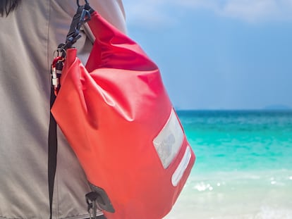 Una bolsa impermeable para la playa o practicar actividades acuáticas
