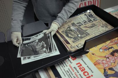 Material gráfico de una película de Pedro Infante y recortes de periódico de distintas películas al interior de la sala menos fría del acervo.