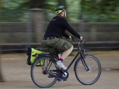 Un hombre se pasea en bicicleta por Berlín.