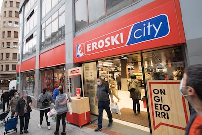 Exterior de un supermercado Eroski en Bilbao.