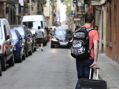 Una pareja de turistas busca alojamiento en el barrio de La Barcelona. 