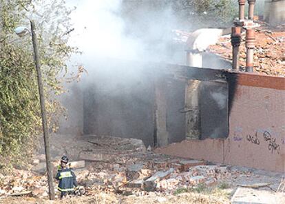En la imagen, bomberos trabajan en las tareas de desescombro en la fábrica pirotécnica.
