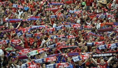 Los aficionados de Osasuna celebran el ascenso en el pabellón Anaitasuna.