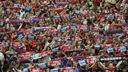 Los aficionados de Osasuna celebran el ascenso en el pabellón Anaitasuna.