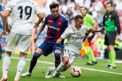 El defensa del Levante Toño García disputa el balón con Lucas Vázquez.