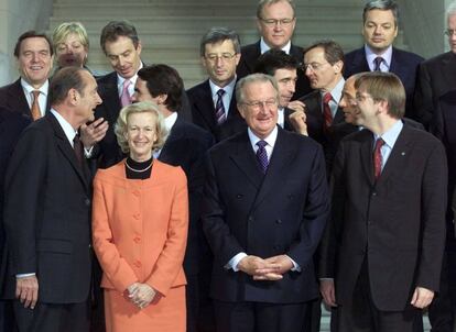 Foto de familia de algunos de los asistentes a la cumbre de la UE en el Palacio Real de Laeken, en Bruselas (Bélgica). De izquierda a derecha, primera fila, el presidente francés Jacques Chirac, la presidenta del Parlamento Europeo, Nicole Fontaine, el rey Alberto II de Bélgica y el primer ministro belga, Guy Verhofstadt. Segunda fila: el presidente español, José María Aznar, el danés Anders Fogh y el italiano Silvio Berlusconi. Tercera fila: el canciller alemán, Gerhard Schröder, el primer ministro británico Tony Blair, el luxemburgués Jean-Claude Juncker y el austríaco Wolfgang Schüssel. Cuarta fila: la secretaria de Exteriores belga, Annemie Neyts, el sueco Goran Persson y el ministro de Finanzas belga, Didier Reynders, diciembre de 2001.