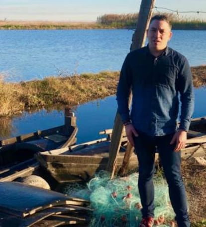 El cocinero Alberto Ferruz, en la Albufera, junto a las plantaciones de Molino Roca