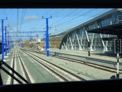 La estación Antequera-Santa Ana vista desde la cabina de un AVE.