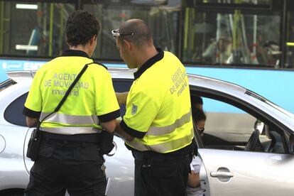 Dos agentes de movilidad, este mi&eacute;rcoles en el centro de Madrid. 