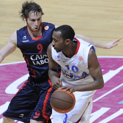 Huertas y Holden luchan un balón durante el partido de ayer.