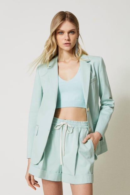 El clasicismo manda en este ‘total look’ de Twinset, en color verde agua. Eso sí, como novedad, se añade un ‘cropped top’, también a juego. 571 €