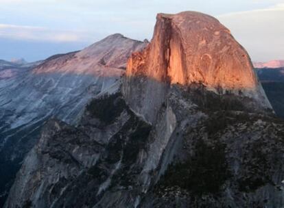 Half Dome, situado en el extremo oriental del Valle de Yosemite, en Estados Unidos.