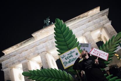 Fiesta que que tuvo lugar el pasado 1 de abril en la Puerta de Brandeburgo de Berlín para celebrar la nueva ley que permite el consumo y el cultivo legal de cannabis en Alemania. 