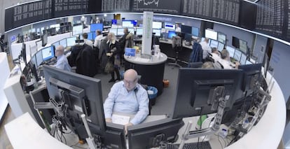 Agentes de bolsa realizan su trabajo en el parqu&eacute; de Fr&aacute;ncfort, en Alemania. 