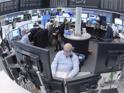 Agentes de bolsa realizan su trabajo en el parqu&eacute; de Fr&aacute;ncfort, en Alemania. 