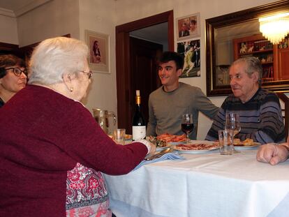 En la imagen, Pablo Camarero (86 años) y Pepi Gómez (84 años) charlan mientras esperan la llegada de su familia a la comida de Navidad.