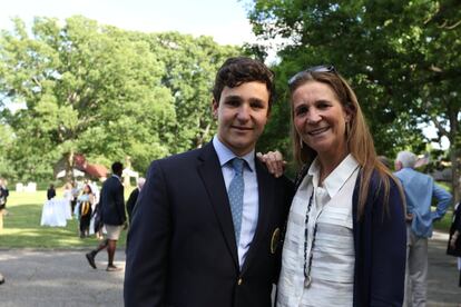 La infanta Elena, junto a su hijo, el día de la graduación.