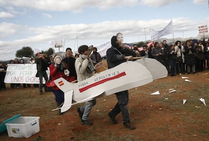 Concentrados en el aeropuerto de Castellón en contra de los recortes en educación