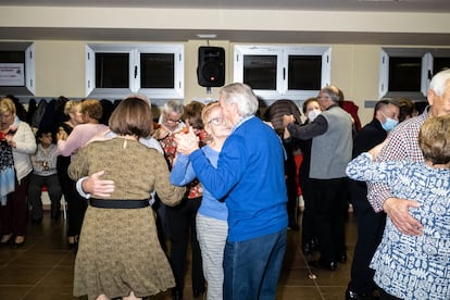 Una pareja baila en el Centro Municipal de Mayores Juan Muñoz de Leganés.