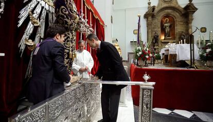 El Rey, en el momento de besar el pie de Jesús de Medinaceli.