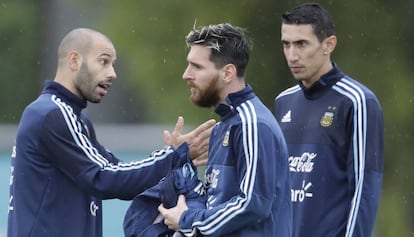 Mascherano (izquierda) habla con Messi en presencia de Di Mar&iacute;a.