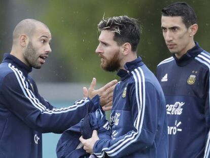 Mascherano (izquierda) habla con Messi en presencia de Di Mar&iacute;a.