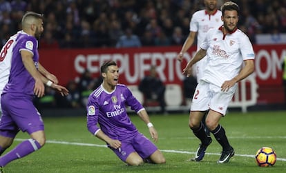 Cristiano Ronaldo, cae dentro del área, ante el centrocampista argentino del Sevilla Franco Vázquez.