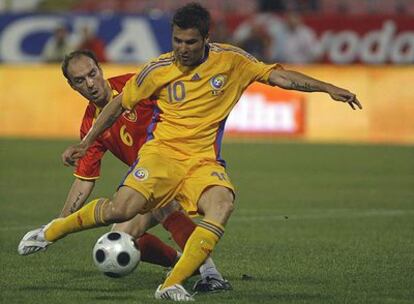 Mutu dispara a puerta durante un partido clasificatorio contra Montenegro.
