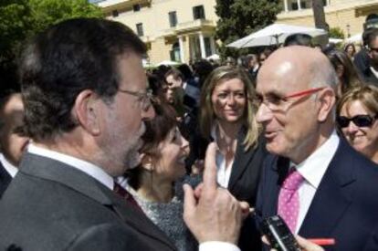 Mariano Rajoy conversa con Josep Antoni Duran en una celebración de la Diada en Barcelona.
