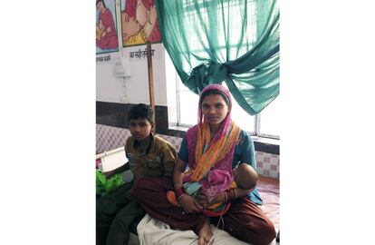 Anwori Khatoon con su hija pequeña Ajameti y su primogénito en su cama de la MICU.