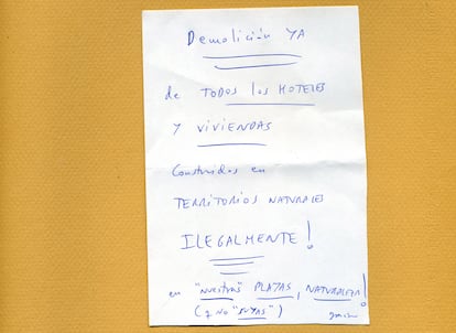 ¡Demolición ya de todos los hoteles y viviendas construidos en territorios naturales ilegalmente! En "nuestras" plazas, ¡naturaleza! (que no "suyas"). Gracias.