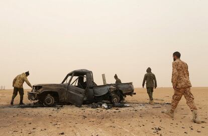 Miembros del Ejército Nacional Libio (LNA) inspeccionan un vehículo militar dañado tras los enfrentamientos con combatientes de las Brigadas de Defensa de Benghazi (BDB) en Ras Lanuf, Libia.