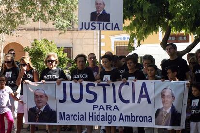 La viuda de Marcial Hidalgo, Josefina (la sexta por la izquerda), y amigos del exalcalde se concentran en La Gineta para pedir que se solucione el caso.