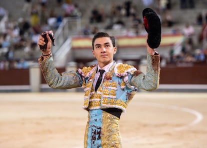 Bruno Aloi pasea la oreja del cuarto novillo.