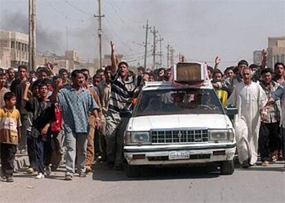 Un grupo de iraquíes acompaña el féretro de un hombre muerto durante el bombardeo norteamericano de ayer en Ciudad Sáder.