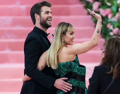 Liam Hemsworth y Miley Cyrus, en la Gala del Met, en mayo. 