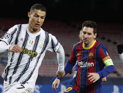 El jugador de la Juventus, Cristiano Ronaldo, perseguido por el capital del Barcelona, Leo Messi.