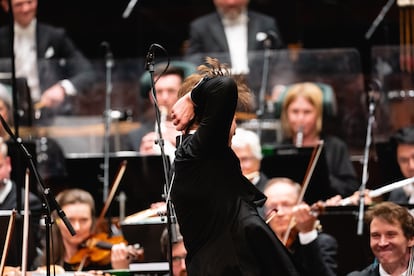 Klaus Mäkelä dirige el clímax del primer movimiento de la ‘Sinfonía Leningrado’, de Shostakóvich, el pasado 25 de abril en Oslo.