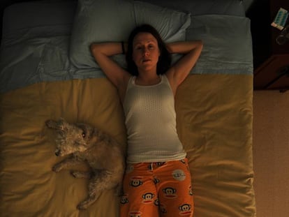 Mujer tratando de dormir con su mascota.