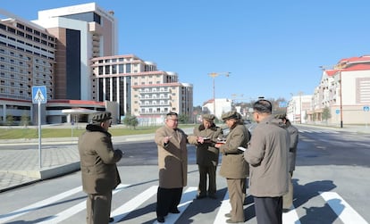 A agência KCNA também publicou fotos e informações de uma visita de Kim, na companhia de sua irmã Kim Eu-jong e de outros membros do regime, à província de Samjiyon, uma localidade turística.