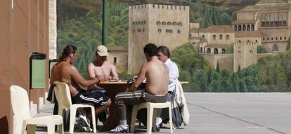 Cuatro presos juegan al domin&oacute; en el patio de la c&aacute;rcel de Albolote (Granada). 
