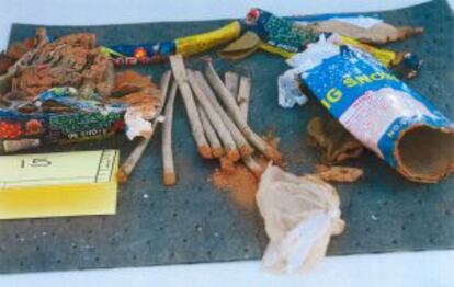 Imagen revelada por el FBI en la que se ven los fuegos artificiales encontrados en una de las mochilas retiradas por los amigos de Tsarnaev.