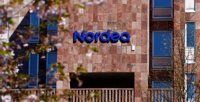 Logo de Nordea, en la sede central del banco en Estocolomo, Suecia. 
