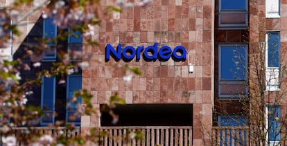 Logo de Nordea, en la sede central del banco en Estocolomo, Suecia. 